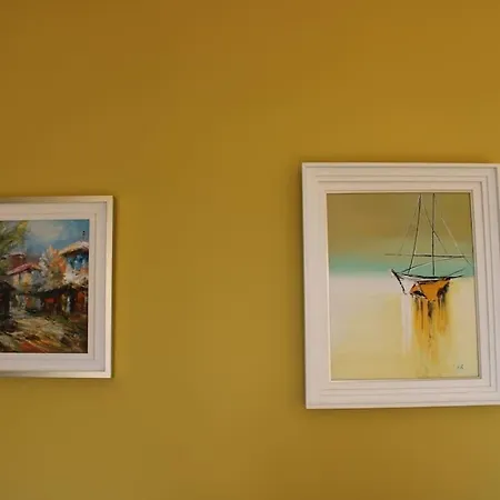 Sunny Overlooking Apartment *