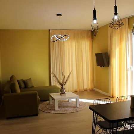Sunny Overlooking Apartment *