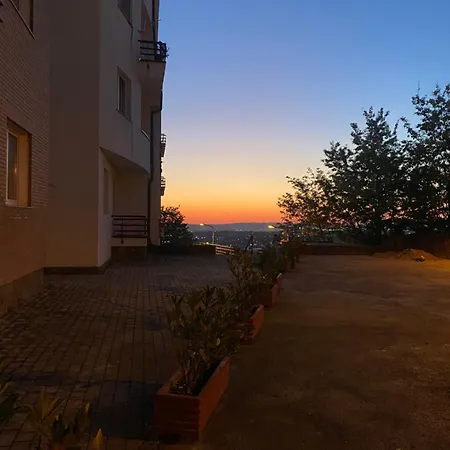 Sunny Overlooking Apartment *